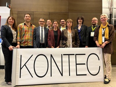 Gruppe von Menschen hinter einem KONTEC-Banner.
